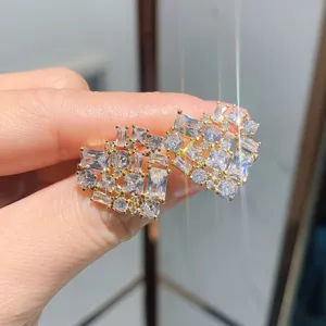 Exquisitos pendientes de tuerca en forma de corazón con circonita y baño de oro.