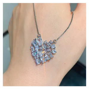 Hermoso collar con colgante de corazón de plata y circonitas cúbicas brillantes y elegantes.
