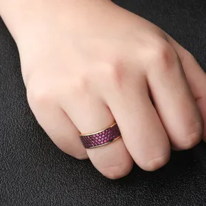 Breiter Pave rosa Zirkon Ring für Damen Mode bunte Kristall Ring Hauptansicht Display
