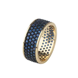 Breiter vergoldeter Ring mit blauen Zirkonia Steinen, elegante europäische Modeschmuck.