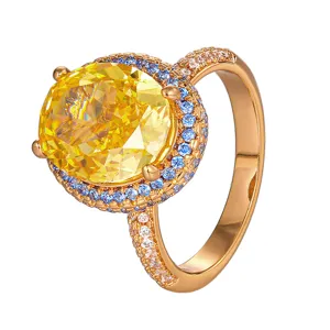 Dettaglio di squisito anello con grande cristallo giallo ovale, design placcato oro.