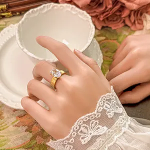 Primer plano detallado de un anillo vintage chapado en oro texturizado con gema.