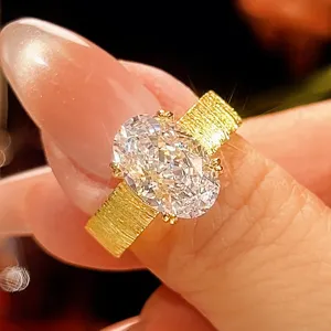 Anillo de mujer exquisito con circonita ovalada 8x12mm y acabado en oro cepillado.