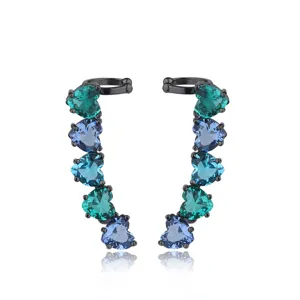 Prachtige meerkleurige hart kristal oorcuffs in donker metaal voor stijlvolle dames.