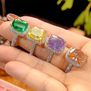 Primo piano dettagliato di quattro anelli con pietre preziose taglio cuscino e pavé halo.