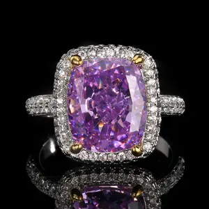 Stupendo anello con gemma viola taglio cuscino, luminoso alone in pavè e finitura in oro bianco.