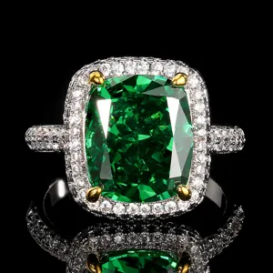 Anello di lusso con pietra preziosa verde taglio cuscino e alone di diamanti.