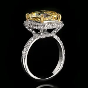 Dettaglio in primo piano del lussuoso anello con pavé a doppio alone in diamante giallo 10x12.
