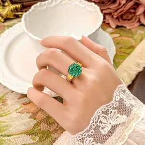 Anello in pietra preziosa verde placcato in oro con design a trama spazzolata, gioiello vintage.