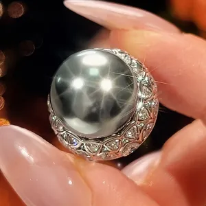 Detailopname van de 14mm zwarte parelring met schitterende stenen in een vintage zetting.