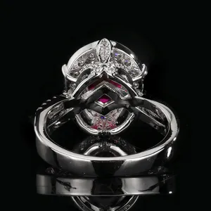 Vista detallada de anillo de mujer bañado en oro con piedra ovalada y engaste lujoso.