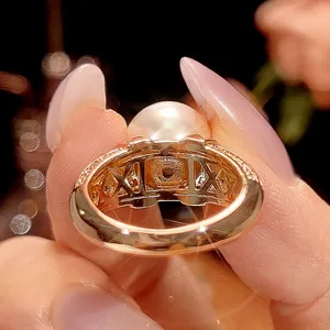 Anello elegante in rame placcato oro rosa con perla da 12mm e design geometrico traforato.