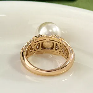 Anello di perle 12mm placcato oro vintage con intricato design a traliccio e pietre.