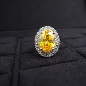 Lujo anillo ovalado piedra amarilla doble halo pavé para mujeres elegante joyeria detalle