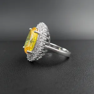 Precioso anillo de plata para mujer con una piedra ovalada amarilla y circonitas brillantes.