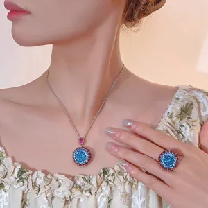 Vue détaillée de l'ensemble de bijoux collier et bague en cristal bleu taille millénaire.