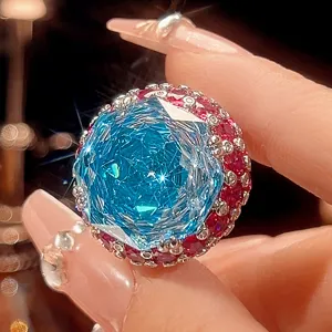Gros plan détail de bague de luxe en pierre précieuse bleu clair taille millénaire.