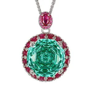 Gros plan du magnifique collier pendentif avec pierre bleue et entourage de rubis étincelants.