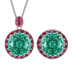 Vue détaillée d'un collier pendentif plaqué or avec pierre bleue taillée et halo de rubis.