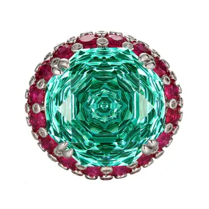 Bague cocktail de luxe en pierre précieuse cyan taille millénaire avec cadre rubis