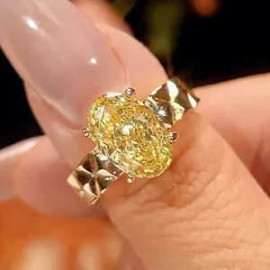 Stupendo anello con pietra champagne ovale 8x12mm e fascia trapuntata chic, dettaglio elegante.