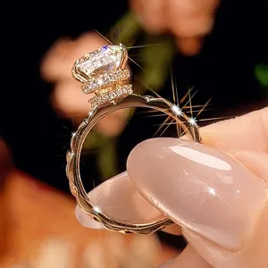 Elegante anello con gemma color champagne taglio cuscino e fascia in rame dorato di alta qualita.