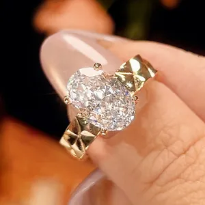 Elegante anello da donna con zircone ovale color champagne e fascia geometrica borchiata unica.
