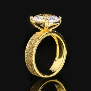 Bague en cuivre plaque or texturee avec grand oxyde de zirconium taille coussin