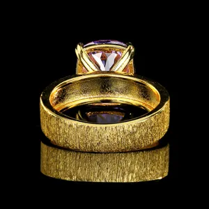 Magnifique bague plaquée or avec texture brossée et superbe détail de pierre violette.
