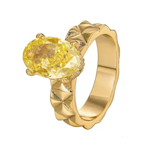 Anello in rame bagnato oro con grande pietra ovale champagne e fascia geometrica piramidale.