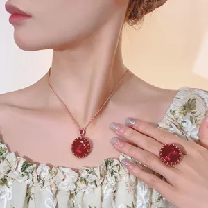 Nahaufnahme des exquisiten roségoldenen synthetischen Rubin-Anhängers und des passenden Ring-Sets.