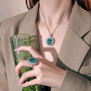 Detaillierte Nahaufnahme der eleganten grünen ovalen Edelstein-Halskette und passenden Ring.