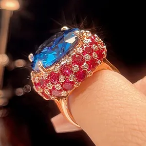 Luxurioser grosser blau-roter Edelstein Cocktailring mit funkelndem synthetischem Korund.