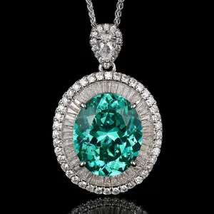 Luxuriöser blauer ovaler Edelstein Anhänger mit doppeltem Halo aus Baguette Diamanten.