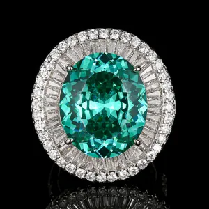 Detailansicht eines luxurioesen ovalen gruenen Edelsteinanhaengers mit funkelnder Diamant-Halo.
