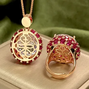 Elegantes vergoldetes Schmuckset in Roségold mit Klee-Anhänger und passendem Ring für Damen.