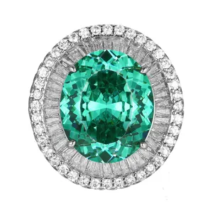 Detailaufnahme des ovalen grünen Edelsteinanhängers mit einem doppelten Diamantenkranz