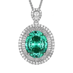 Elegante ovale grüne Edelstein-Anhänger-Halskette mit mehrschichtigem Diamant-Halo und Kette