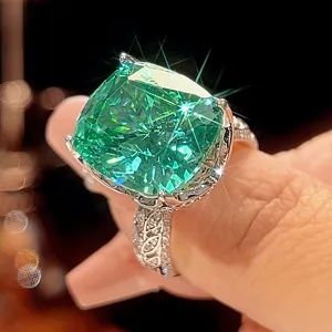 Stupendo anello vintage con gemma verde taglio cuscino e fascia finemente incisa.