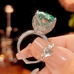 Splendida anello retro placcato in oro con grande pietra preziosa verde scintillante.