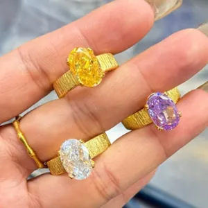 Anillo dorado texturizado para mujer, elegante piedra ovalada de color, joyería moderna.