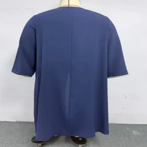 Vue détaillée de dos du long cardigan bleu marine, affichant une coupe ample et élégante.