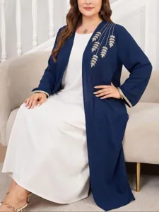 Robe cardigan bleu marine grande taille avec broderie de ble elegante vue detaillee.