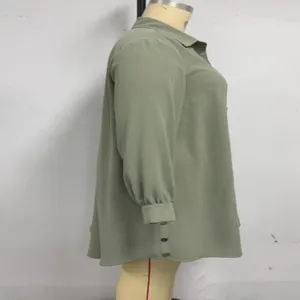 Grossegoesse gruenes Langarmhemd Detail, Reverskragen, lockere mittlere Laenge Kleid.