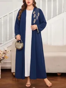 Détails du cardigan bleu marine grande taille avec élégante broderie de blé doré.