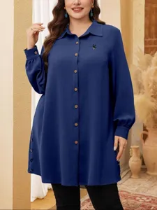Detailansicht des eleganten Plus-Size Herbsthemds mit Langarm und feiner Pferdestickerei.