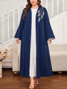 Vue détaillée du long cardigan ouvert bleu marine mettant en valeur une broderie de blé.