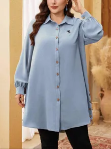 Hellblaue Oversize Langarm Bluse in Übergrösse mit Reverskragen und feiner Pferd Stickerei.