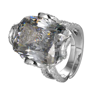 Vue détaillée de la bague luxueuse surdimensionnée en zircone avec pierre étincelante.