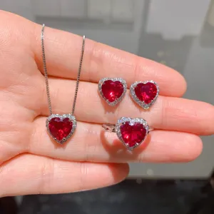 Detailansicht des herzförmigen roten Edelstein Schmucksets, glänzender Zirkon Ring und Kette.